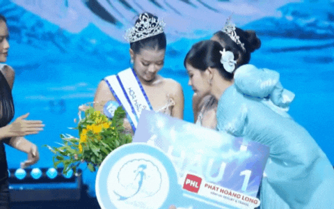 Màn trao vương miện Á hậu Việt cồng kềnh đến mức người nhận thái độ ra mặt?- Ảnh 6.
