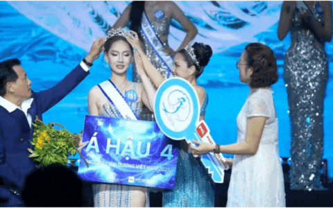 Màn trao vương miện Á hậu Việt cồng kềnh đến mức người nhận thái độ ra mặt?- Ảnh 3.