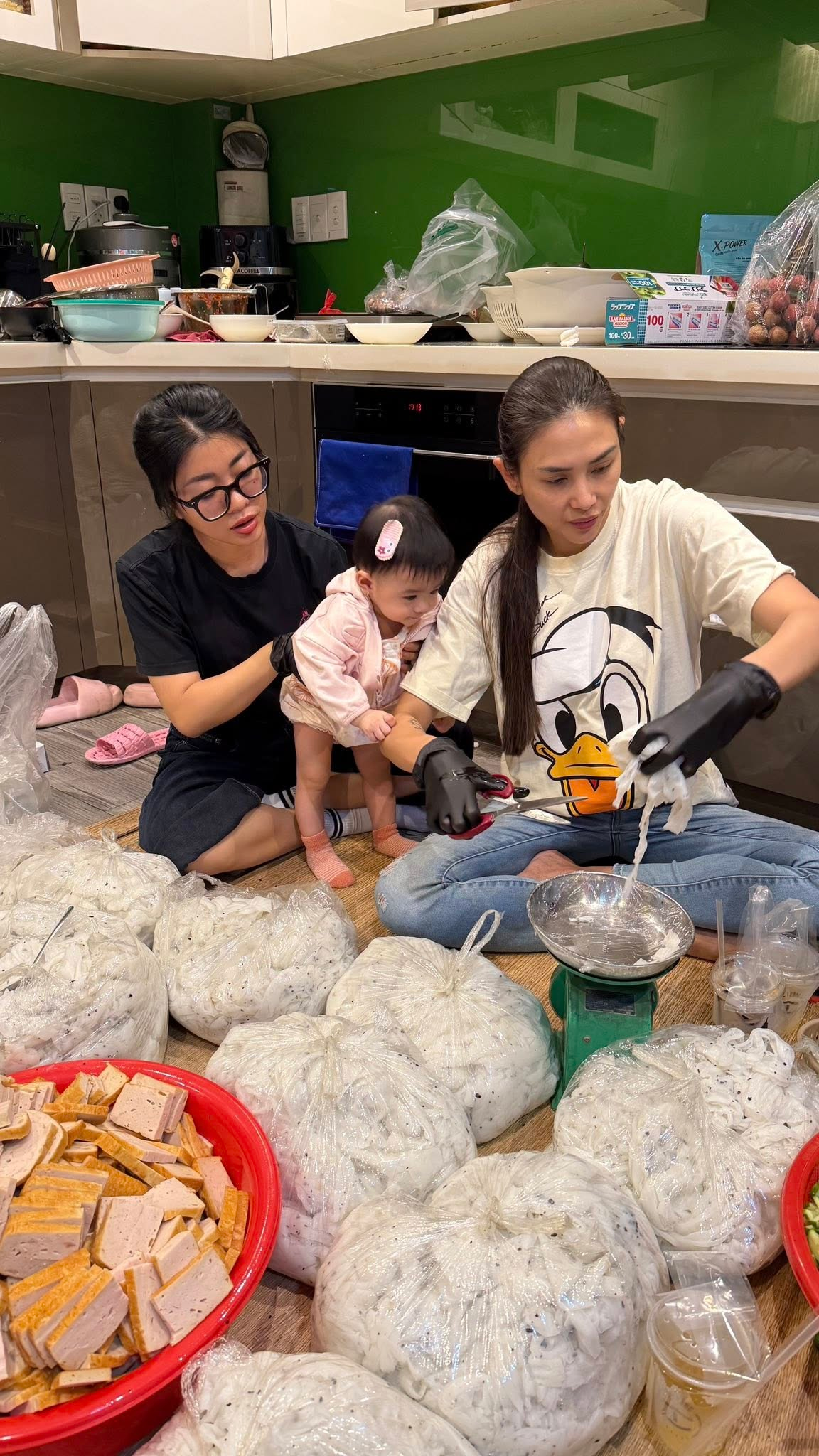 Ái nữ nhà Võ Hoàng Yến bám "mẹ nuôi" còn không rời: Tưởng ai hoá ra là hot mom nổi tiếng giới "mẹ bò sữa"- Ảnh 7.