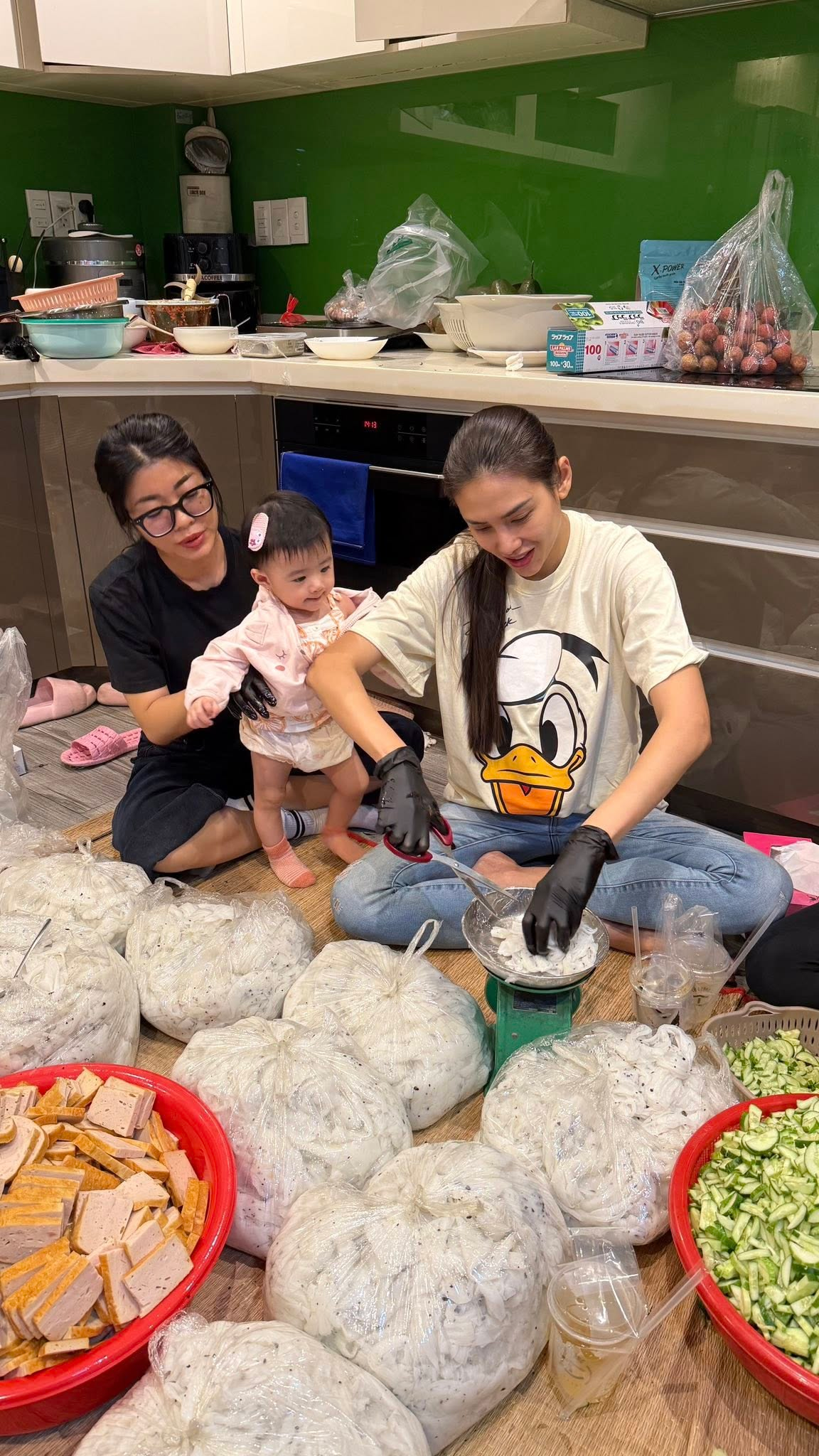 Ái nữ nhà Võ Hoàng Yến bám "mẹ nuôi" còn không rời: Tưởng ai hoá ra là hot mom nổi tiếng giới "mẹ bò sữa"- Ảnh 6.