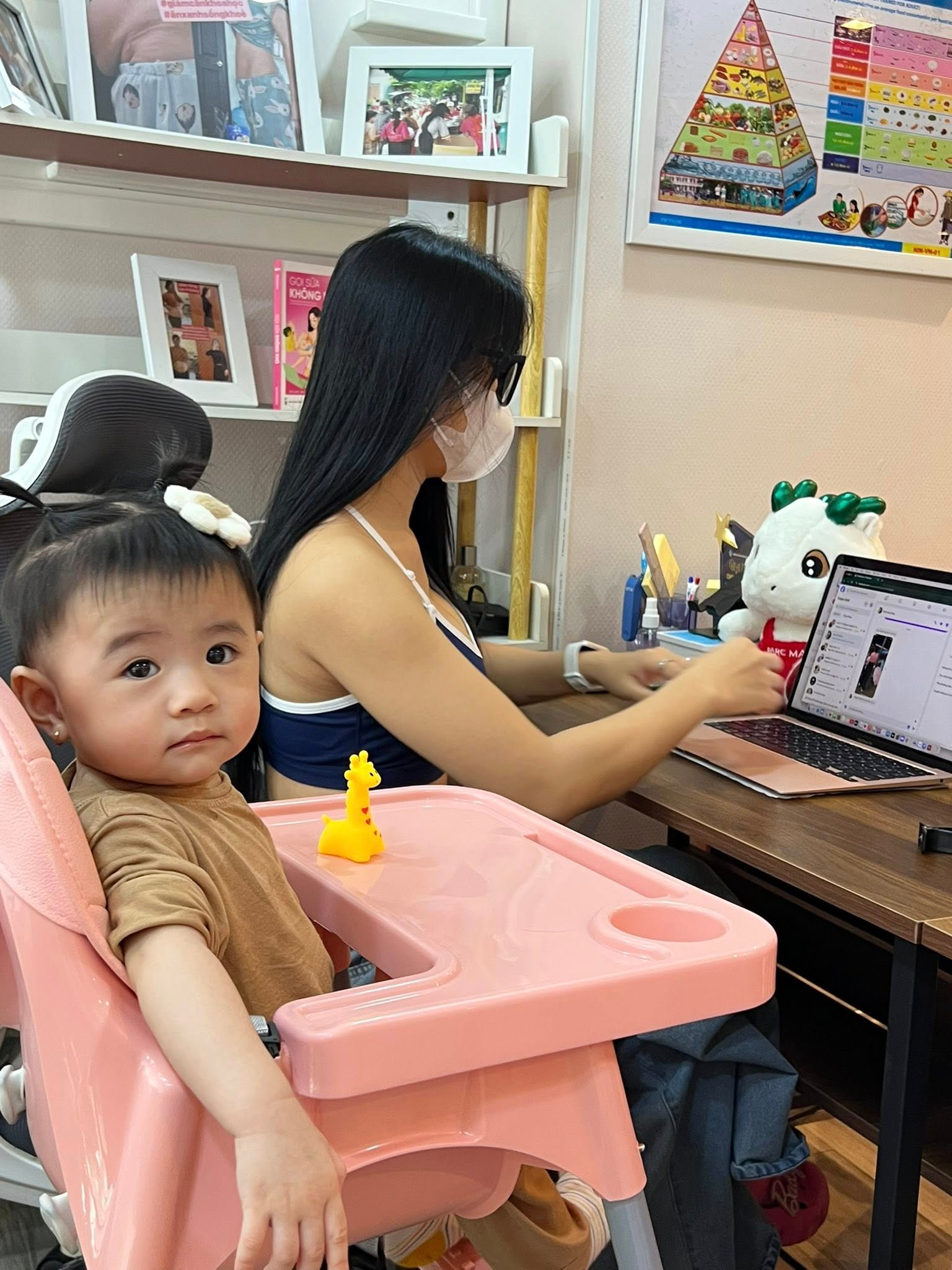 Ái nữ nhà Võ Hoàng Yến bám "mẹ nuôi" còn không rời: Tưởng ai hoá ra là hot mom nổi tiếng giới "mẹ bò sữa"- Ảnh 4.