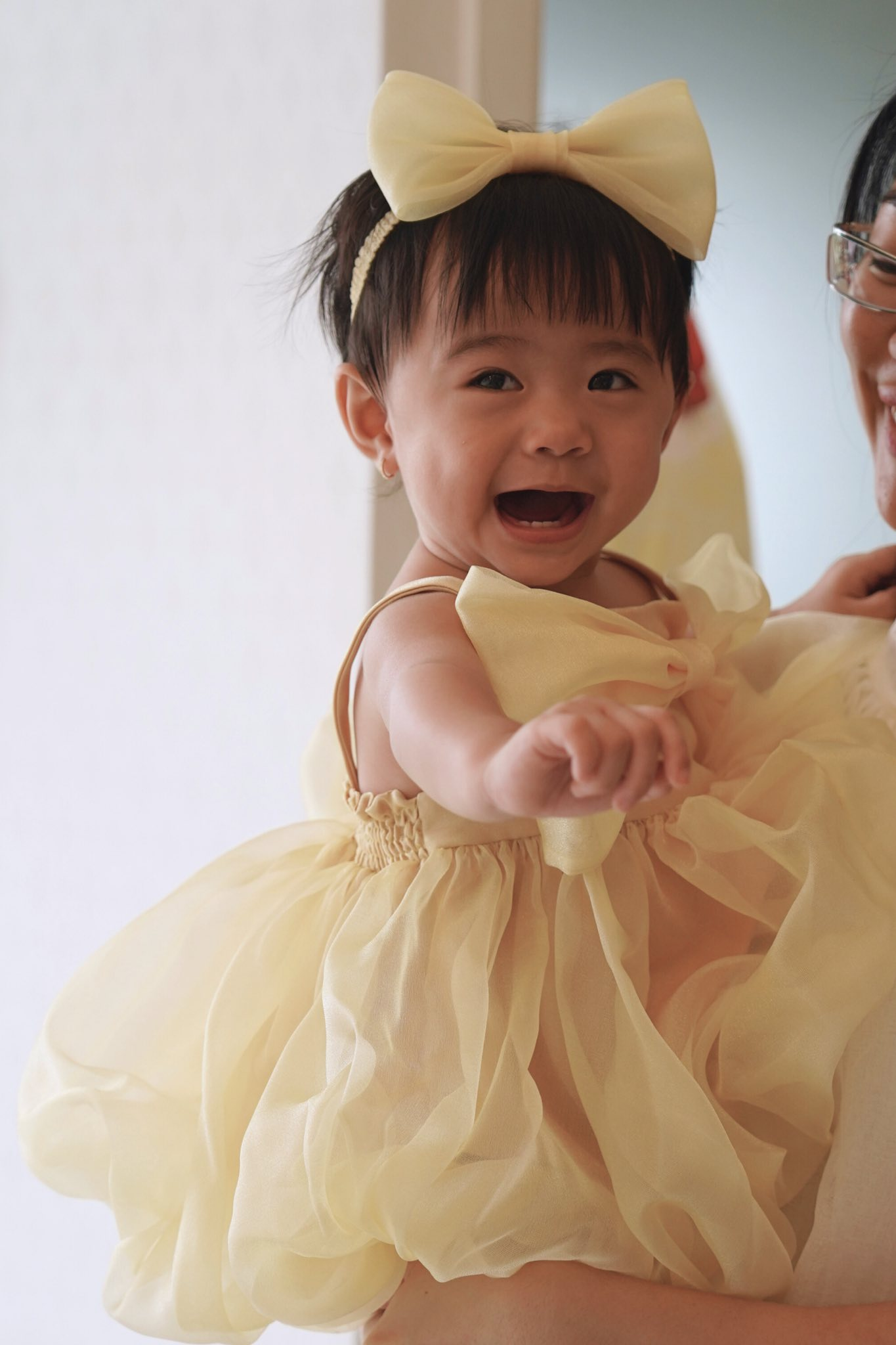 Ái nữ nhà Võ Hoàng Yến bám "mẹ nuôi" còn không rời: Tưởng ai hoá ra là hot mom nổi tiếng giới "mẹ bò sữa"- Ảnh 2.