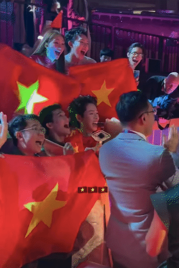 Hậu trường không lên sóng: Cả ekip hát vang “Việt Nam - Hồ Chí Minh” ăn mừng chiến thắng 9 tỷ đồng của Đức Phúc tại Nga- Ảnh 4. Hậu trường không lên sóng: Cả ekip hát vang “Việt xem bong da truc tiep cup c1 - Hồ Chí Minh” ăn mừng chiến thắng 9 tỷ đồng của Đức Phúc tại Nga- Ảnh 4.