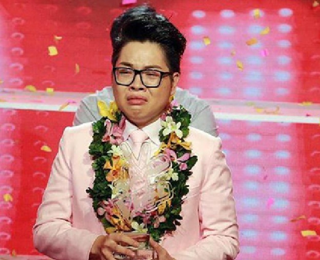 Nam ca sĩ từng bị dọa đánh, đổ muối ớt lên đầu: Lột xác thành quán quân thế giới- Ảnh 3. Nam ca sĩ từng bị dọa đánh, đổ muối ớt lên đầu: Lột xác thành quán quân thế giới- Ảnh 3.