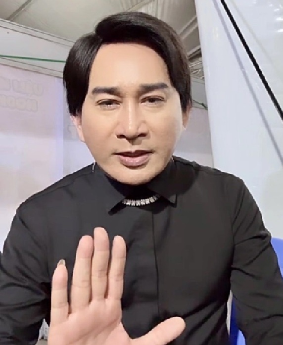Nam NSƯT 59 tuổi: "4, 5 người nhảy vào đánh tôi túi bụi"- Ảnh 1. Nam NSƯT 59 tuổi: "4, 5 người nhảy vào đánh tôi túi bụi"- Ảnh 1.