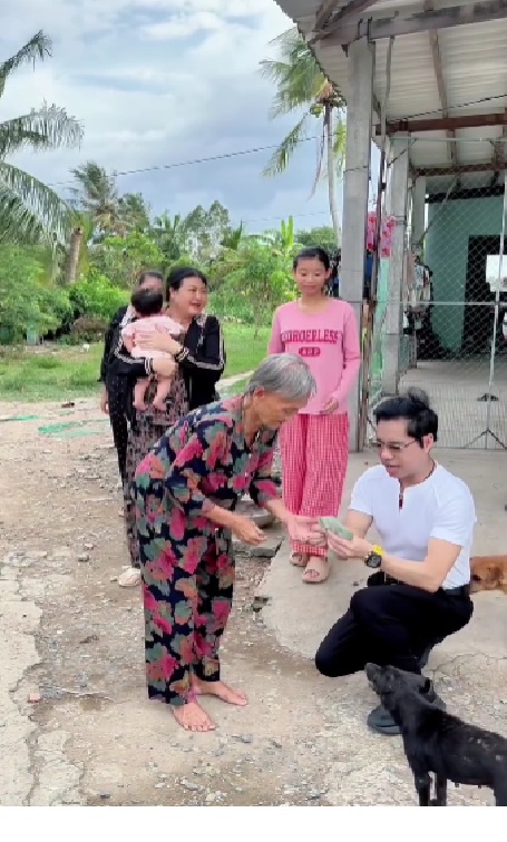 Ngọc Sơn cầm xấp tiền đưa thẳng cho một cụ bà, đếm đủ 20 tờ 500 nghìn- Ảnh 1.