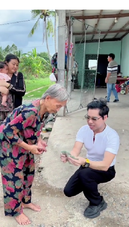 Ngọc Sơn cầm xấp tiền đưa thẳng cho một cụ bà, đếm đủ 20 tờ 500 nghìn- Ảnh 2.