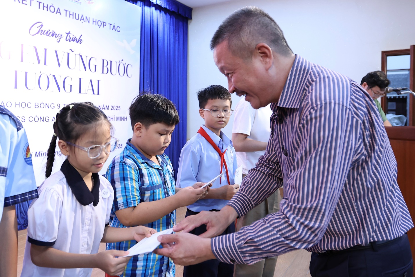 Tân Hiệp Phát tiếp tục thực hiện chương trình “Cùng em vững bước tương lai” trị giá hơn 9 tỷ đồng tại Thành phố Hồ Chí Minh- Ảnh 6.