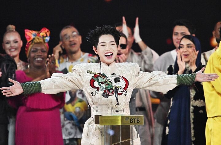 Khối tài sản của Đức Phúc ra sao mà được khen "giàu nhất gia đình Hoa dâm bụt"?- Ảnh 1. Khối tài sản của Đức Phúc ra sao mà được khen "giàu nhất gia đình Hoa dâm bụt"?- Ảnh 1.