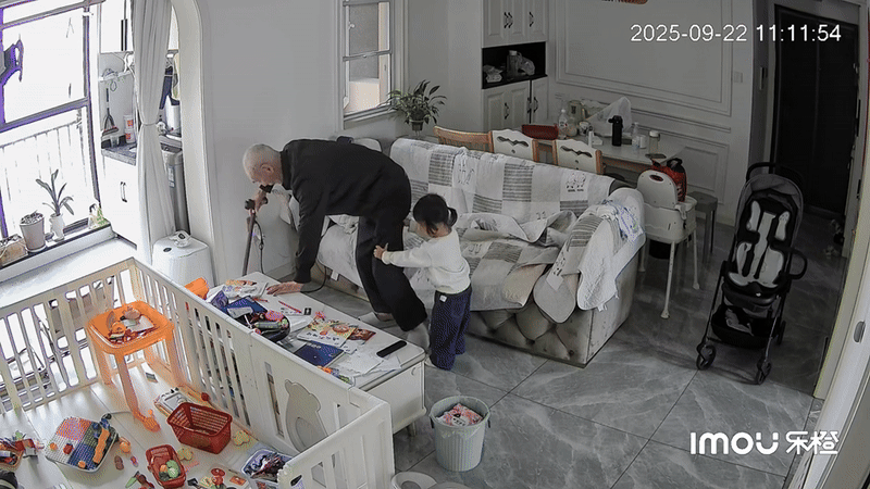 Camera giám sát ghi lại hành động của bé gái 2 tuổi: "Nuôi được con thế này đúng là có phước 3 đời"- Ảnh 1.