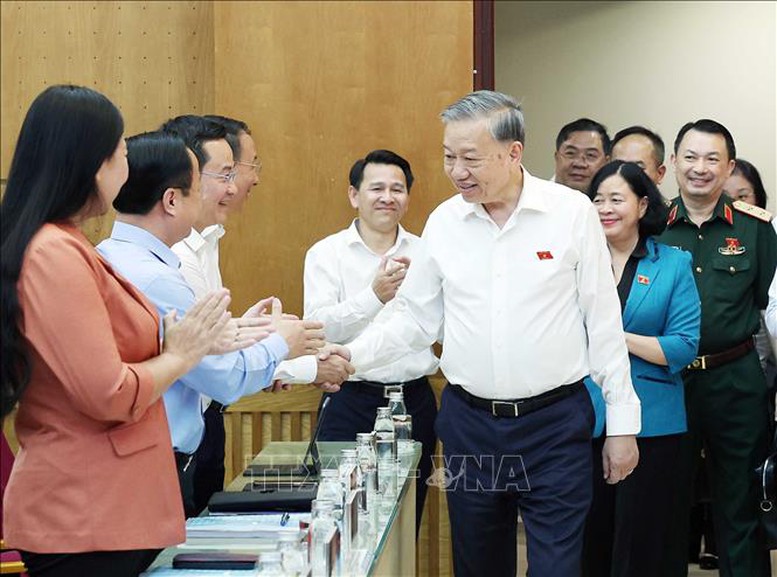 Tổng Bí thư Tô Lâm tiếp xúc cử tri 11 phường Hà Nội- Ảnh 1. Tổng Bí thư Tô Lâm tiếp xúc cử tri 11 phường Hà Nội- Ảnh 1.