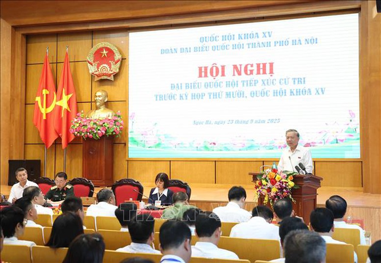 Tổng Bí thư Tô Lâm tiếp xúc cử tri 11 phường Hà Nội- Ảnh 2. Tổng Bí thư Tô Lâm tiếp xúc cử tri 11 phường Hà Nội- Ảnh 2.