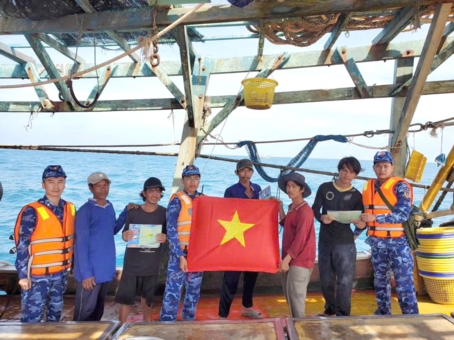Tuổi trẻ Cảnh Sát biển: Dấu ấn đọng lại từ Chiến dịch “Thanh niên tình nguyện Hè” năm 2025
- Ảnh 8. Tuổi trẻ Cảnh Sát biển: Dấu ấn đọng lại từ Chiến dịch “Thanh niên tình nguyện Hè” năm 2025
- Ảnh 8.