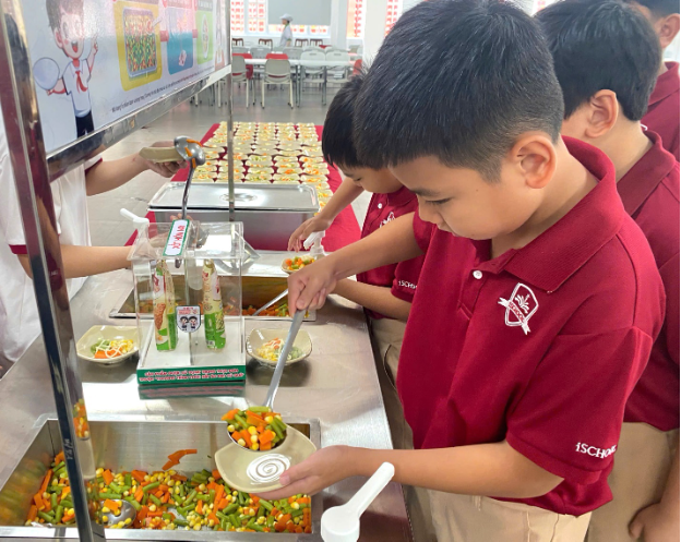 "Quầy buffet rau" của Dự án Bữa ăn học đường – góc nhỏ nuôi lớn thói quen lành mạnh- Ảnh 1. "Quầy buffet rau" của Dự án Bữa ăn học đường – góc nhỏ nuôi lớn thói quen lành mạnh- Ảnh 1.