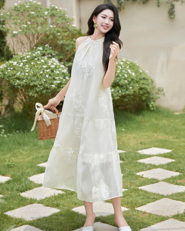 Xuất hiện sau tin bầu bí, Nhã Phương gây "sốt" với váy trắng cổ yếm tinh khôi- Ảnh 5. Xuất hiện sau tin bầu bí, Nhã Phương gây "sốt" với váy trắng cổ yếm tinh khôi- Ảnh 5.