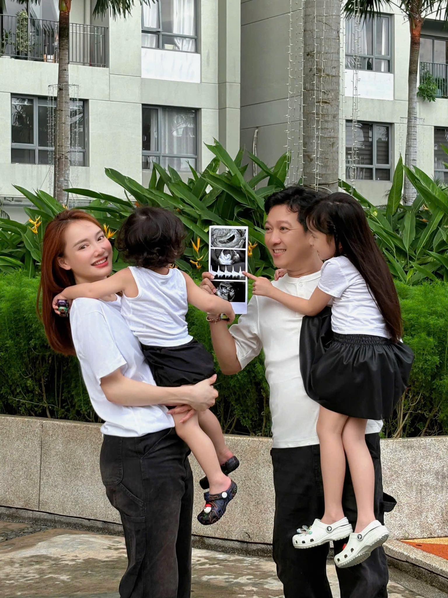 Nhã Phương xác nhận mang thai lần 3 đúng kỷ niệm 7 năm ngày cưới- Ảnh 1. Nhã Phương xác nhận mang thai lần 3 đúng kỷ niệm 7 năm ngày cưới- Ảnh 1.