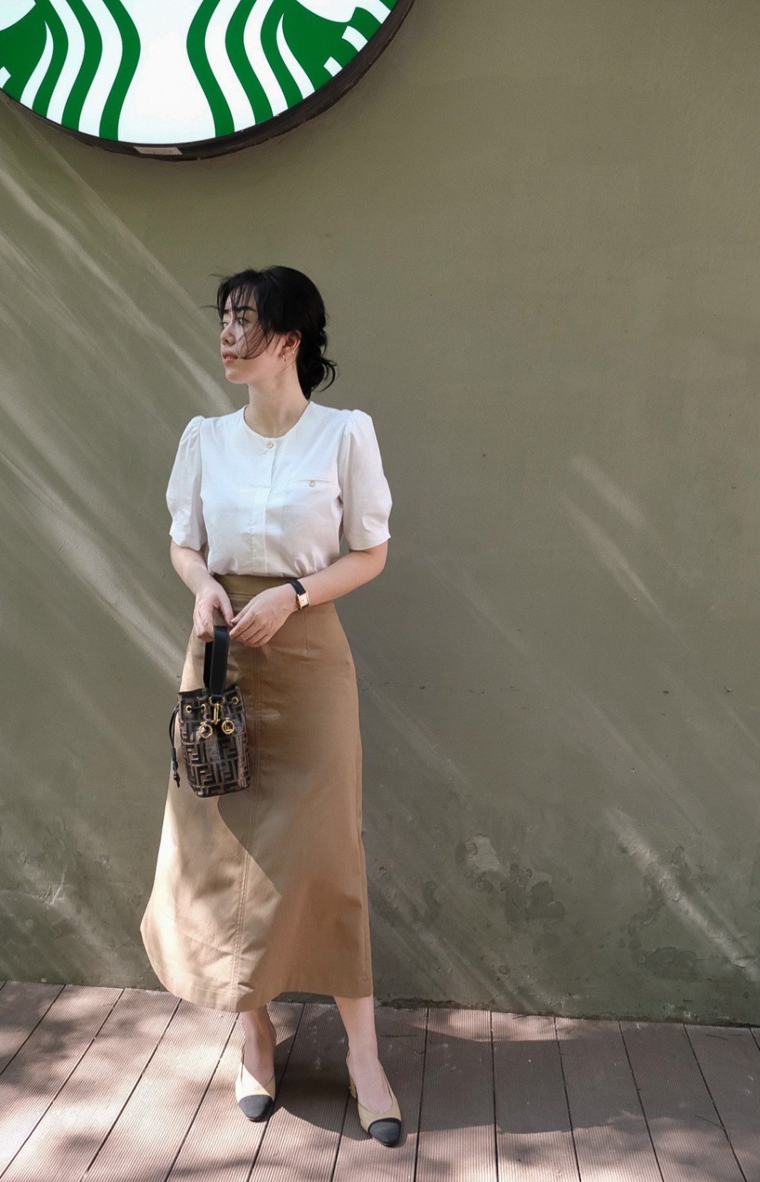 Mùa thu này, phụ nữ U40 chỉ cần style tối giản là đủ toát khí chất thượng lưu- Ảnh 12. Mùa thu này, phụ nữ U40 chỉ cần style tối giản là đủ toát khí chất thượng lưu- Ảnh 12.