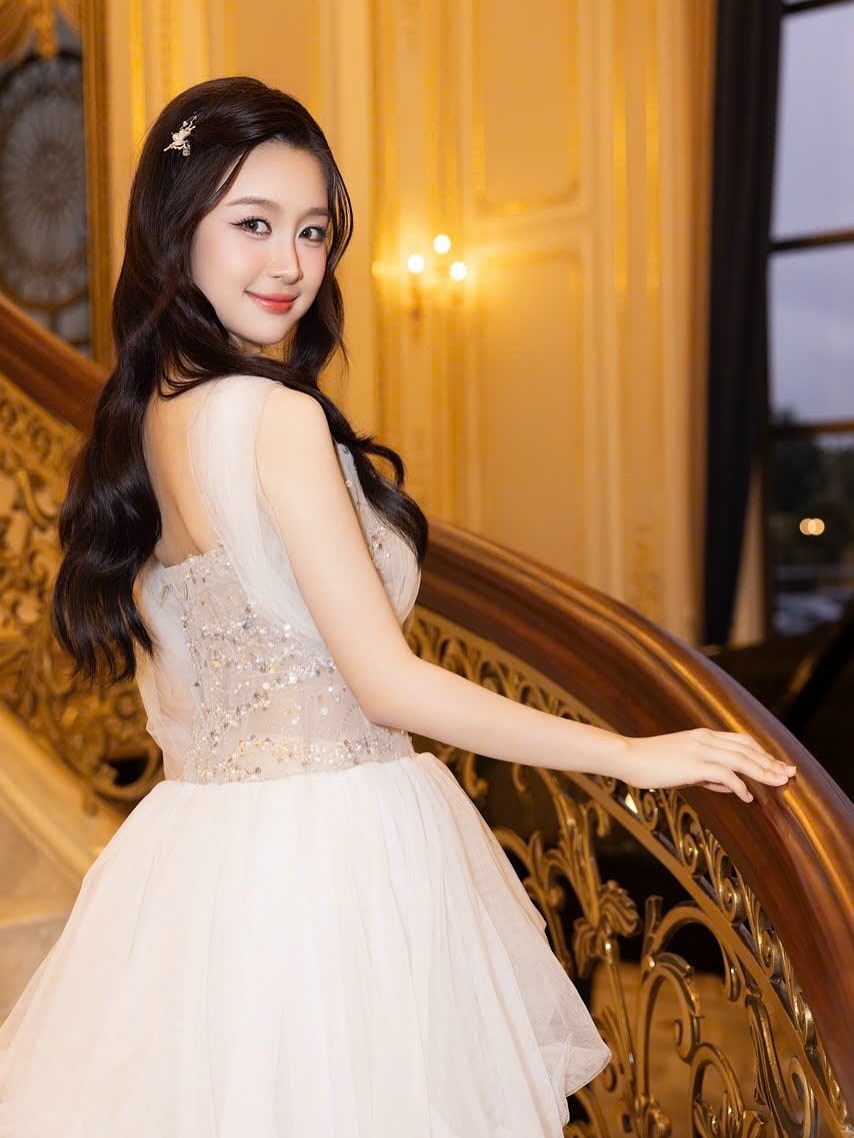 Hoa khôi nhí Tây Đô đình đám một thời, diện mạo khi trưởng thành khiến fan suýt không nhận ra- Ảnh 8. Hoa khôi nhí Tây Đô đình đám một thời, diện mạo khi trưởng thành khiến fan suýt không nhận ra- Ảnh 8.