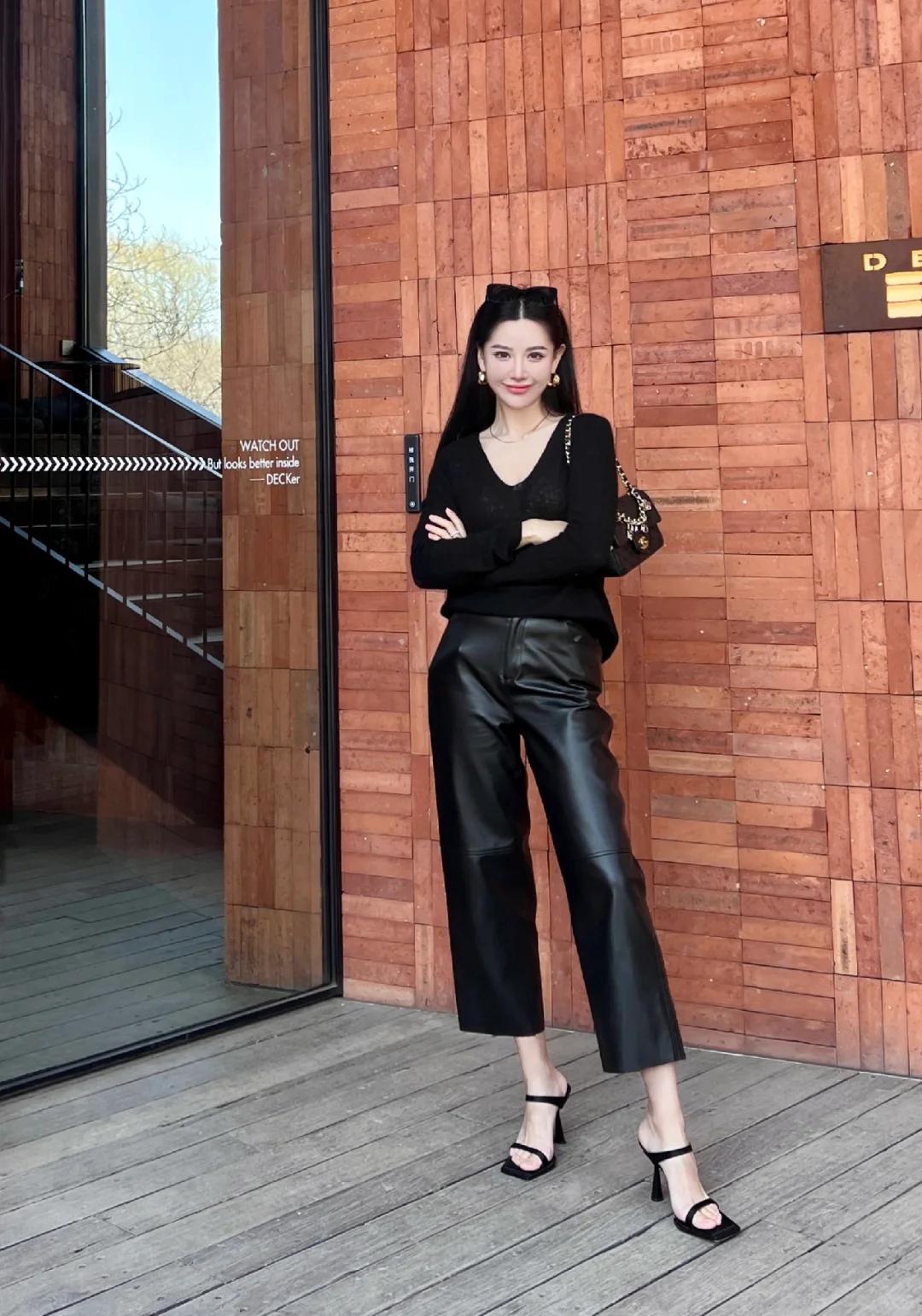 Mùa thu này, phụ nữ U40 chỉ cần style tối giản là đủ toát khí chất thượng lưu- Ảnh 2. Mùa thu này, phụ nữ U40 chỉ cần style tối giản là đủ toát khí chất thượng lưu- Ảnh 2.