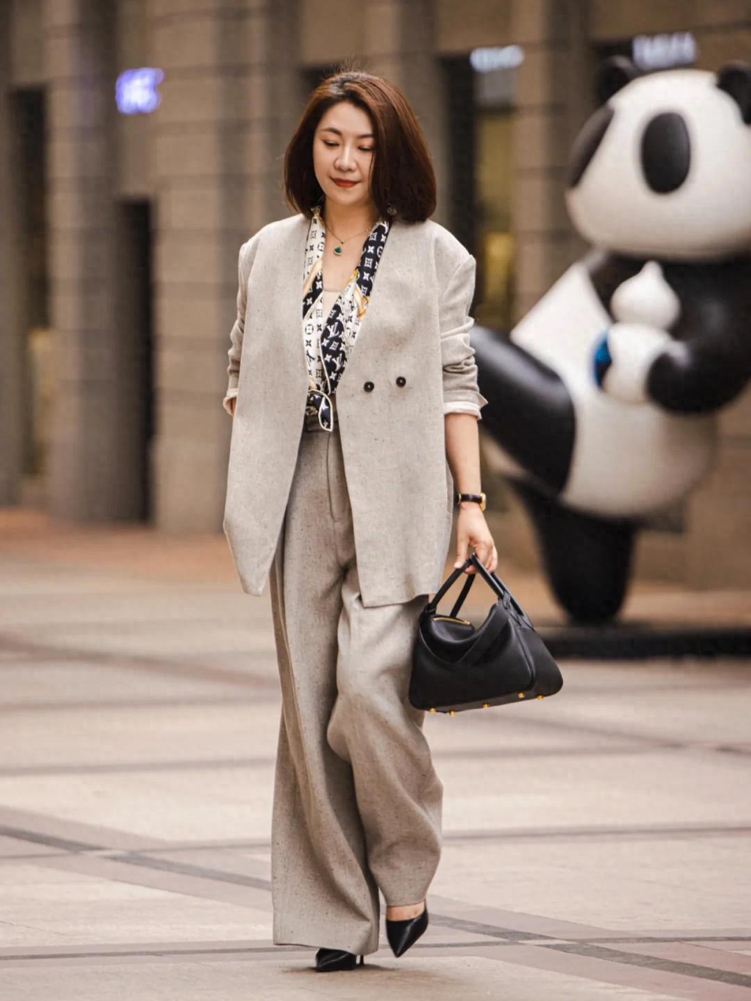 Mùa thu này, phụ nữ U40 chỉ cần style tối giản là đủ toát khí chất thượng lưu- Ảnh 1. Mùa thu này, phụ nữ U40 chỉ cần style tối giản là đủ toát khí chất thượng lưu- Ảnh 1.