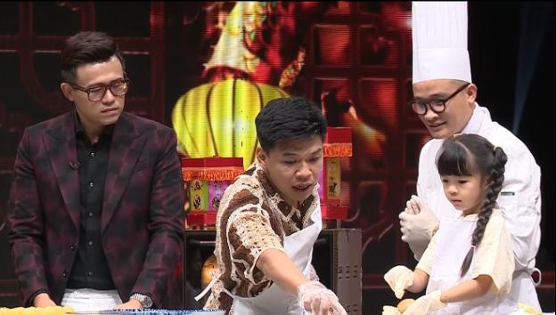Mùa Đoàn viên 2025 ý nghĩa: Bố con Trung Ruồi, MC Hạnh Phúc và VJ Đặng Thu Hà tự tay làm bánh Trung thu- Ảnh 4.