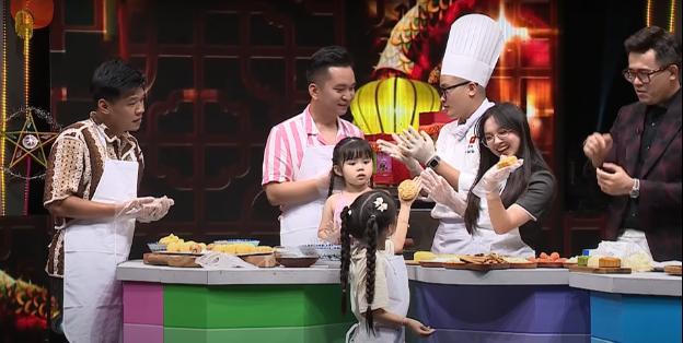 Mùa Đoàn viên 2025 ý nghĩa: Bố con Trung Ruồi, MC Hạnh Phúc và VJ Đặng Thu Hà tự tay làm bánh Trung thu- Ảnh 5.