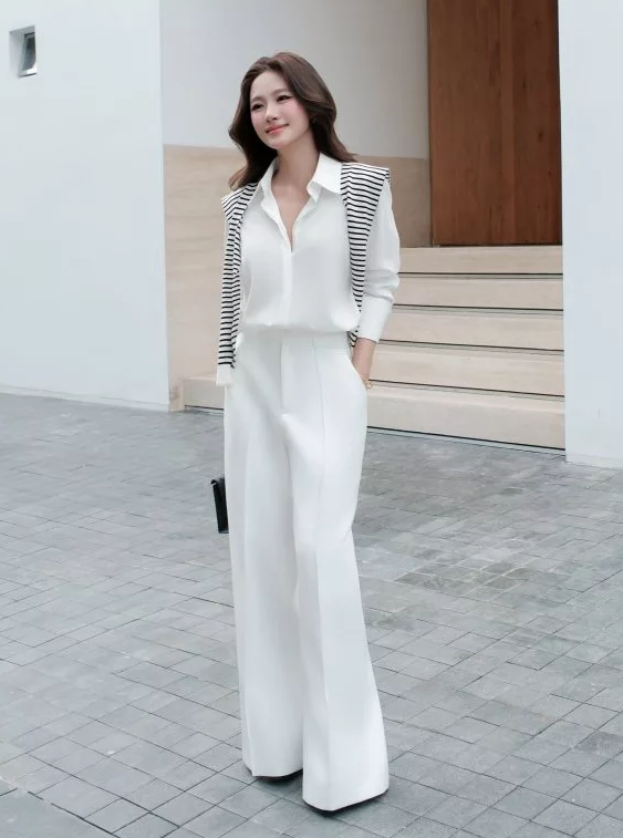 Lương Thùy Linh - Song Hye Kyo đọ độ sang chảnh khi đụng 1 set đồ- Ảnh 12. Lương Thùy Linh - Song Hye Kyo đọ độ sang chảnh khi đụng 1 set đồ- Ảnh 12.