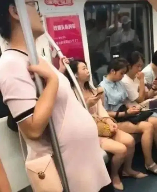 Không nhường chỗ trên xe bus, cậu bé 14 tuổi bị bà bầu chỉ tay mắng thẳng vào mặt, người mẹ đáp trả 1 câu khiến tất cả sững sờ- Ảnh 2.