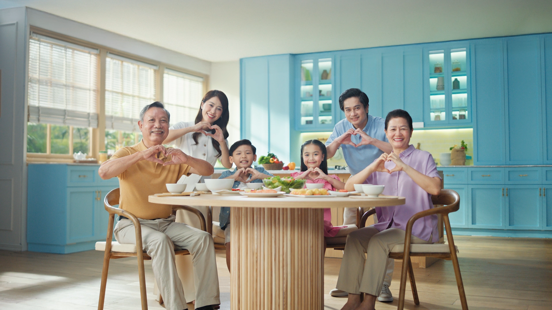 H’Hen Niê tự hào với “dầu ăn cho trái tim” được sản xuất từ cánh đồng lúa Việt- Ảnh 1.