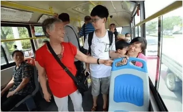 Không nhường chỗ trên xe bus, cậu bé 14 tuổi bị bà bầu chỉ tay mắng thẳng vào mặt, người mẹ đáp trả 1 câu khiến tất cả sững sờ- Ảnh 1.