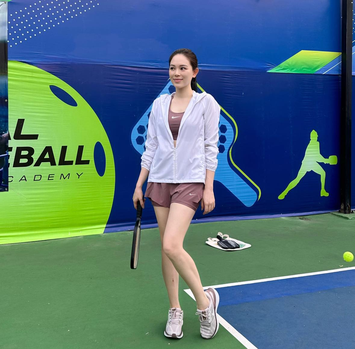 Tăng Thanh Hà - Linh Rin ra sân pickleball: Người diện hẳn đồ bơi, người kín đáo năng động- Ảnh 6.