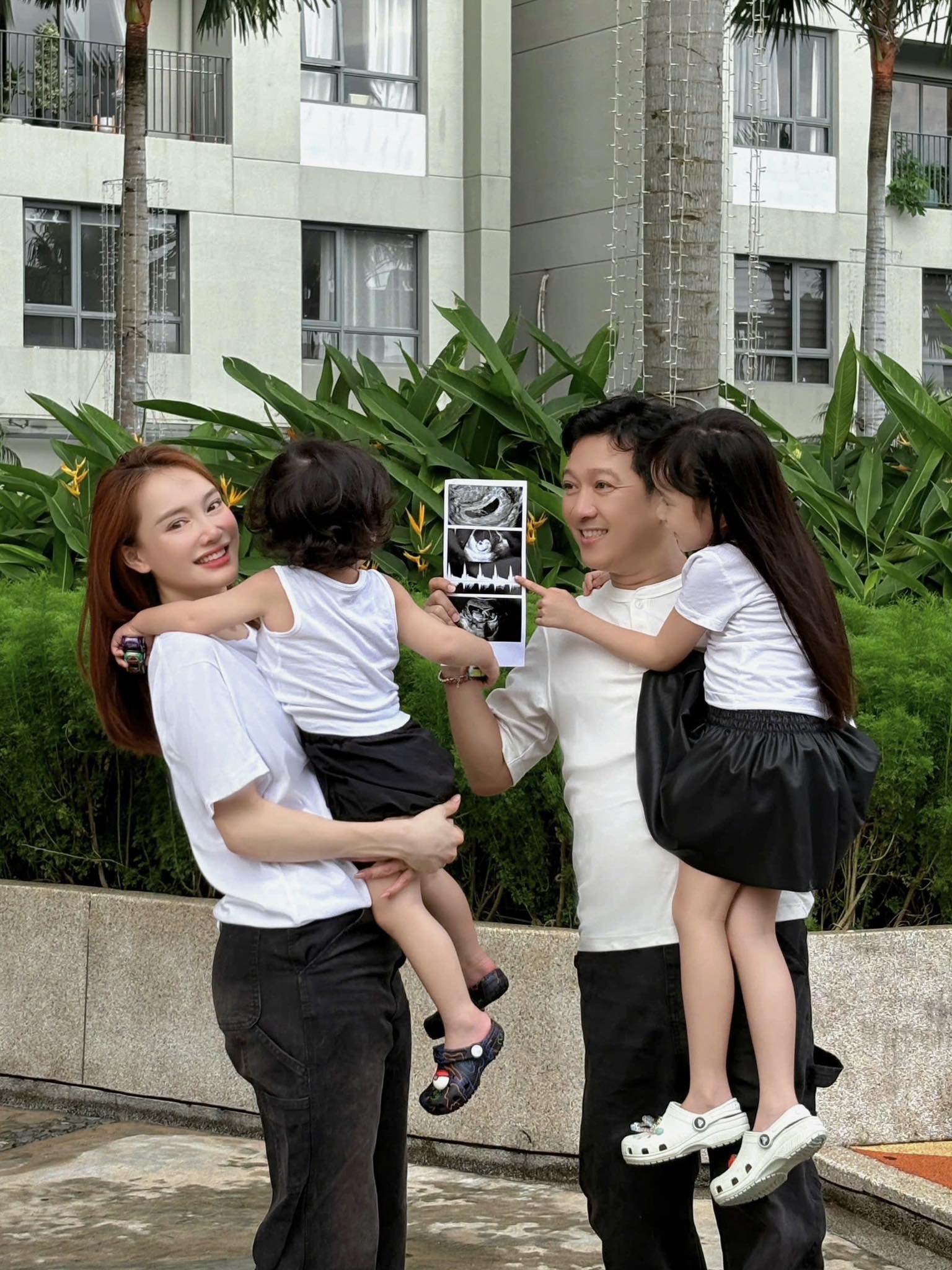 Lý do gì khiến Nhã Phương liên tục mang bầu, sinh con cùng Trường Giang?- Ảnh 1. Lý do gì khiến Nhã Phương liên tục mang bầu, sinh con cùng Trường Giang?- Ảnh 1.