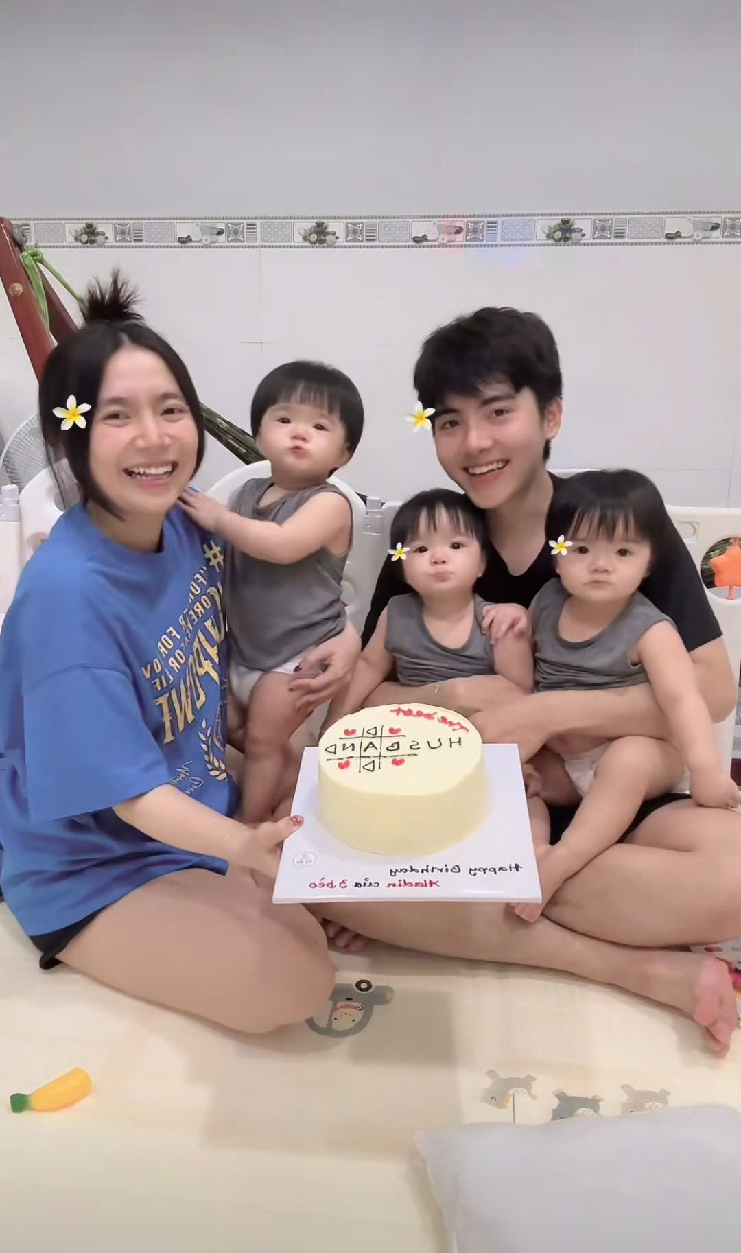 Khi 3 b&igrave;nh rượu mơ D&acirc;u - Kem - Sữa đi trẻ: C&ocirc; gi&aacute;o c&ograve;n phải buộc mỗi "b&aacute;nh b&egrave;o" một kiểu t&oacute;c để ph&acirc;n biệt v&igrave; qu&aacute; giống nhau- Ảnh 2.