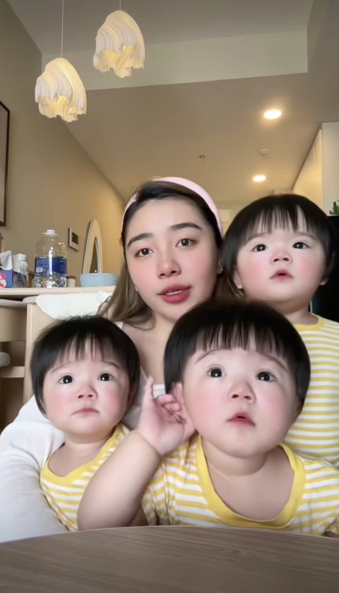 Khi 3 b&igrave;nh rượu mơ D&acirc;u - Kem - Sữa đi trẻ: C&ocirc; gi&aacute;o c&ograve;n phải buộc mỗi "b&aacute;nh b&egrave;o" một kiểu t&oacute;c để ph&acirc;n biệt v&igrave; qu&aacute; giống nhau- Ảnh 1.