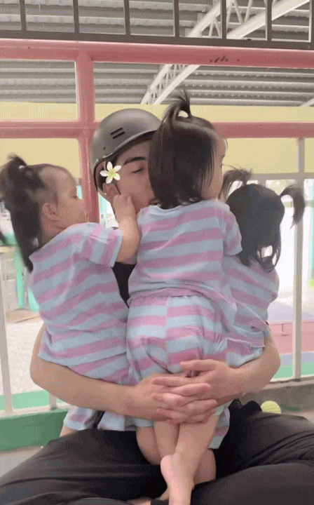 Khi 3 b&igrave;nh rượu mơ D&acirc;u - Kem - Sữa đi trẻ: C&ocirc; gi&aacute;o c&ograve;n phải buộc mỗi "b&aacute;nh b&egrave;o" một kiểu t&oacute;c để ph&acirc;n biệt v&igrave; qu&aacute; giống nhau- Ảnh 8.
