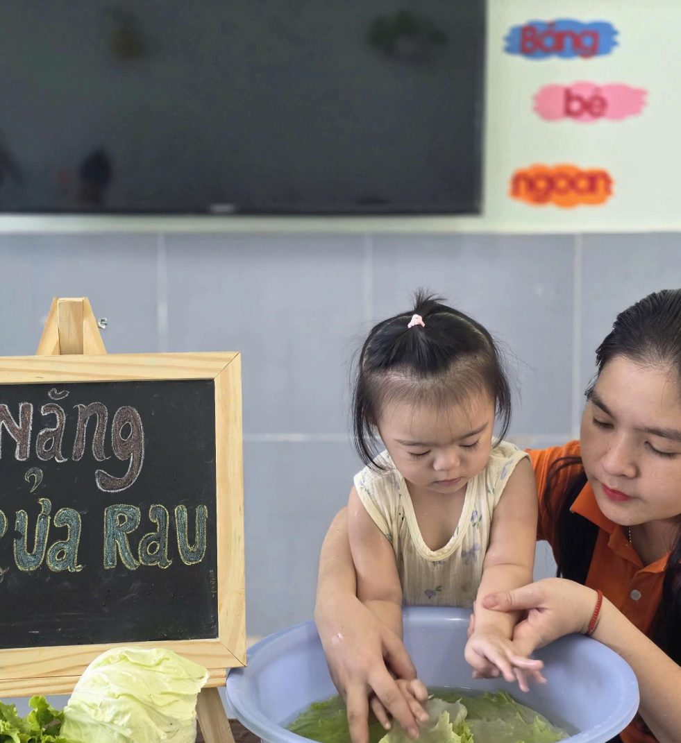 Khi 3 b&igrave;nh rượu mơ D&acirc;u - Kem - Sữa đi trẻ: C&ocirc; gi&aacute;o c&ograve;n phải buộc mỗi "b&aacute;nh b&egrave;o" một kiểu t&oacute;c để ph&acirc;n biệt v&igrave; qu&aacute; giống nhau- Ảnh 10.