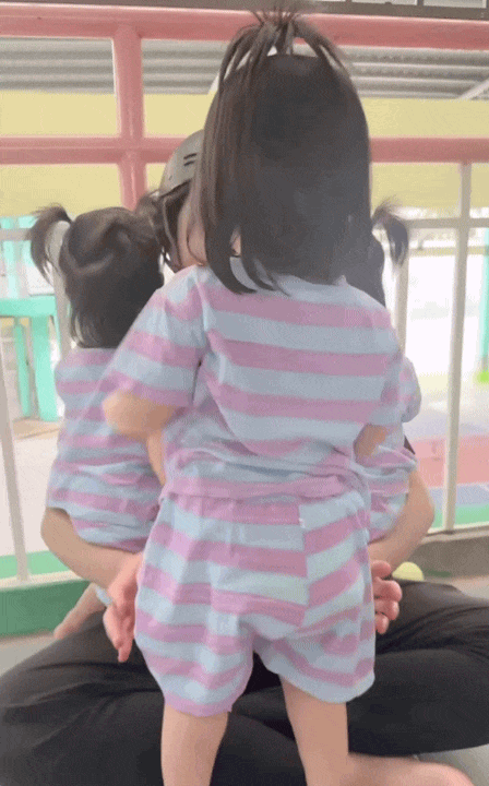 Khi 3 b&igrave;nh rượu mơ D&acirc;u - Kem - Sữa đi trẻ: C&ocirc; gi&aacute;o c&ograve;n phải buộc mỗi "b&aacute;nh b&egrave;o" một kiểu t&oacute;c để ph&acirc;n biệt v&igrave; qu&aacute; giống nhau- Ảnh 7.