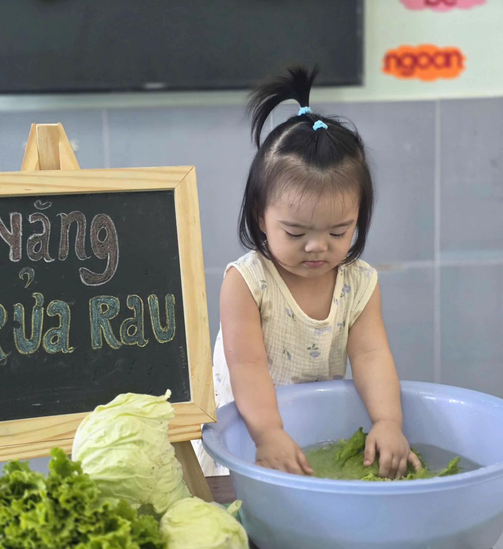 Khi 3 b&igrave;nh rượu mơ D&acirc;u - Kem - Sữa đi trẻ: C&ocirc; gi&aacute;o c&ograve;n phải buộc mỗi "b&aacute;nh b&egrave;o" một kiểu t&oacute;c để ph&acirc;n biệt v&igrave; qu&aacute; giống nhau- Ảnh 11.