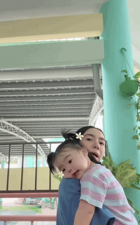Khi 3 b&igrave;nh rượu mơ D&acirc;u - Kem - Sữa đi trẻ: C&ocirc; gi&aacute;o c&ograve;n phải buộc mỗi "b&aacute;nh b&egrave;o" một kiểu t&oacute;c để ph&acirc;n biệt v&igrave; qu&aacute; giống nhau- Ảnh 3.
