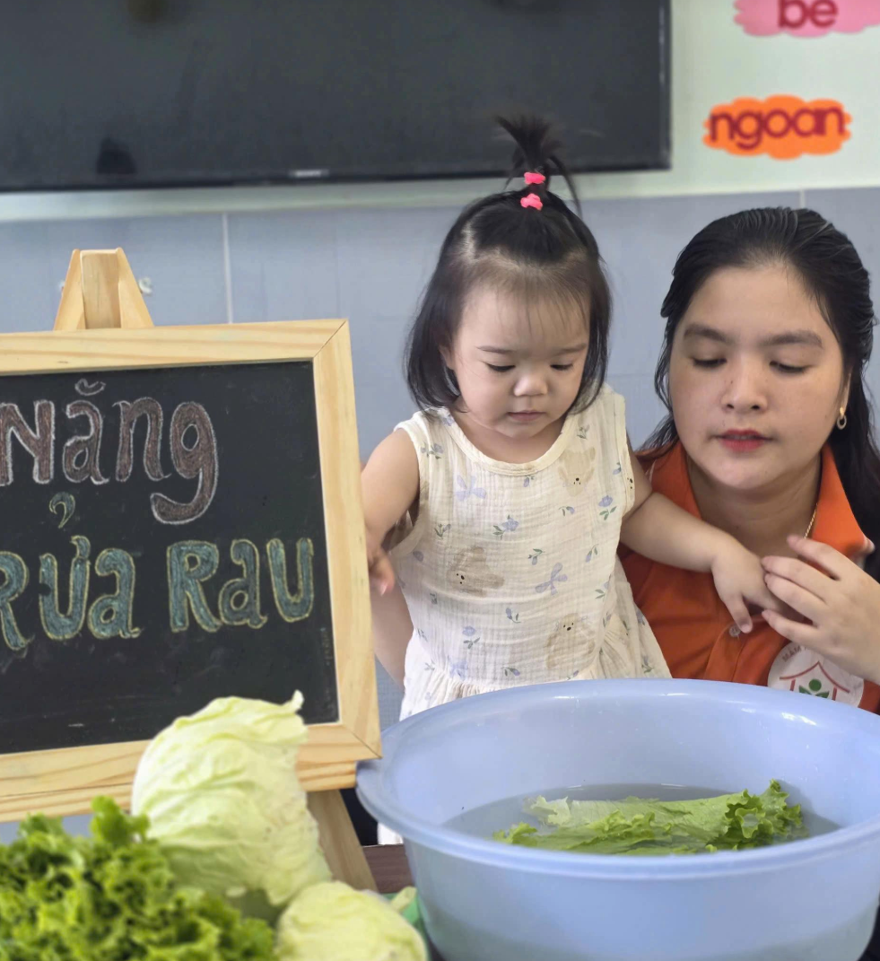 Khi 3 b&igrave;nh rượu mơ D&acirc;u - Kem - Sữa đi trẻ: C&ocirc; gi&aacute;o c&ograve;n phải buộc mỗi "b&aacute;nh b&egrave;o" một kiểu t&oacute;c để ph&acirc;n biệt v&igrave; qu&aacute; giống nhau- Ảnh 9.