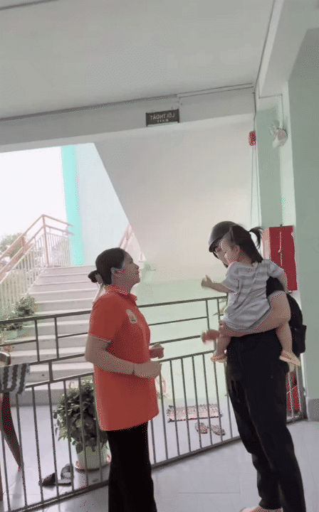 Khi 3 b&igrave;nh rượu mơ D&acirc;u - Kem - Sữa đi trẻ: C&ocirc; gi&aacute;o c&ograve;n phải buộc mỗi "b&aacute;nh b&egrave;o" một kiểu t&oacute;c để ph&acirc;n biệt v&igrave; qu&aacute; giống nhau- Ảnh 4.