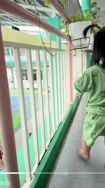 Khi 3 b&igrave;nh rượu mơ D&acirc;u - Kem - Sữa đi trẻ: C&ocirc; gi&aacute;o c&ograve;n phải buộc mỗi "b&aacute;nh b&egrave;o" một kiểu t&oacute;c để ph&acirc;n biệt v&igrave; qu&aacute; giống nhau- Ảnh 6.