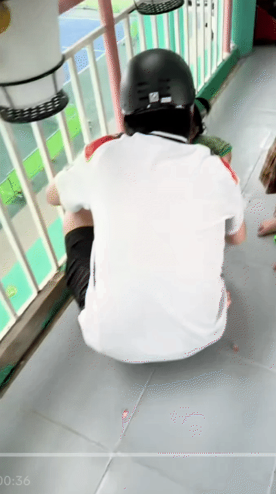 Khi 3 b&igrave;nh rượu mơ D&acirc;u - Kem - Sữa đi trẻ: C&ocirc; gi&aacute;o c&ograve;n phải buộc mỗi "b&aacute;nh b&egrave;o" một kiểu t&oacute;c để ph&acirc;n biệt v&igrave; qu&aacute; giống nhau- Ảnh 5.