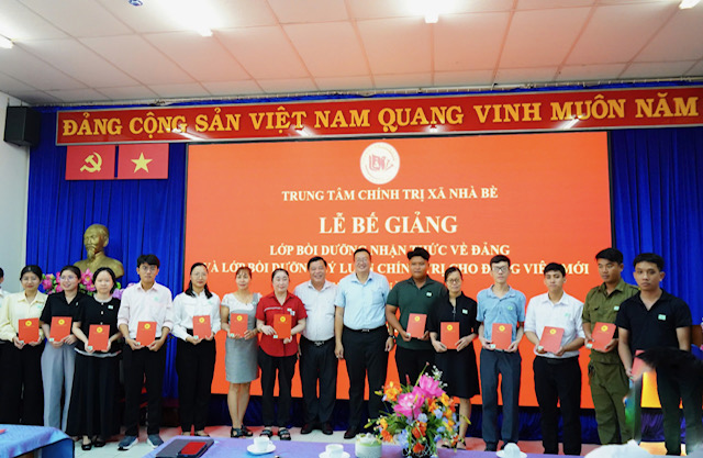 Trung tâm Chính trị xã Nhà Bè bế giảng lớp Bồi dưỡng nhận thức về Đảng và Bồi dưỡng lý luận chính trị cho đảng viên mới- Ảnh 1.