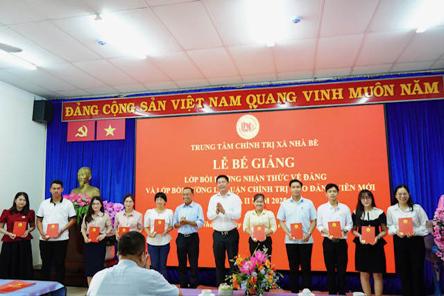 Trung tâm Chính trị xã Nhà Bè bế giảng lớp Bồi dưỡng nhận thức về Đảng và Bồi dưỡng lý luận chính trị cho đảng viên mới- Ảnh 3.