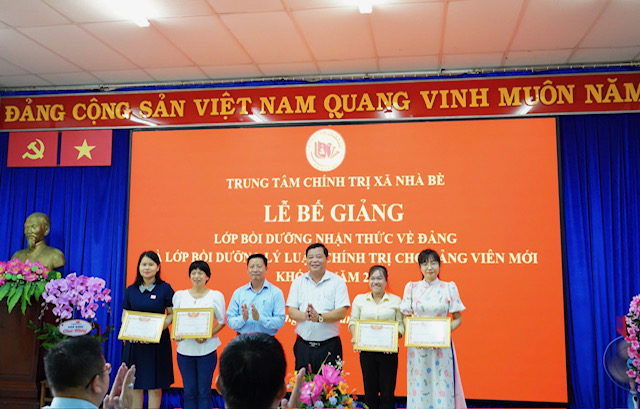 Trung tâm Chính trị xã Nhà Bè bế giảng lớp Bồi dưỡng nhận thức về Đảng và Bồi dưỡng lý luận chính trị cho đảng viên mới- Ảnh 4.