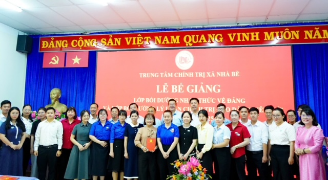 Trung tâm Chính trị xã Nhà Bè bế giảng lớp Bồi dưỡng nhận thức về Đảng và Bồi dưỡng lý luận chính trị cho đảng viên mới- Ảnh 5.