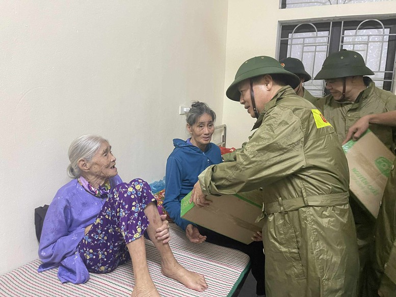 Phó Thủ tướng Trần Hồng Hà kiểm tra công tác ứng phó bão số 10 tại Hà Tĩnh- Ảnh 4.
