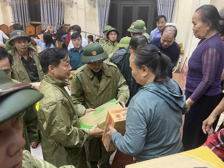 Phó Thủ tướng Trần Hồng Hà kiểm tra công tác ứng phó bão số 10 tại Hà Tĩnh- Ảnh 5.