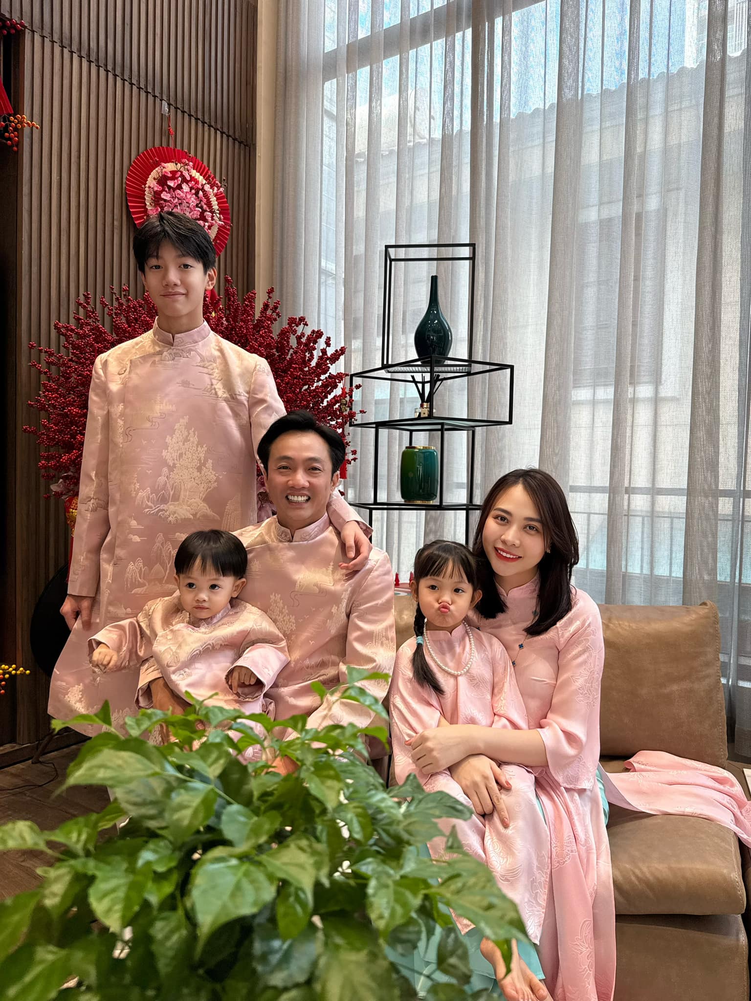 Mê cái cách cậu út Sutin quan tâm chị Suchin bị ốm, bố Cường Đô La - mẹ Đàm Thu Trang dạy con khéo ghê!- Ảnh 11. Mê cái cách cậu út Sutin quan tâm chị Suchin bị ốm, bố Cường Đô La - mẹ Đàm Thu Trang dạy con khéo ghê!- Ảnh 11.